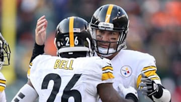 CINCINNATI, OH - DECEMBER 7: Ben Roethlisberger #7 of the Pittsburgh Steelers congratulates Le'Veon Bell #26 of the Pittsburgh Steelers after scoring a touchdown during the fourth quarter of the game against the Cincinnati Bengals at Paul Brown Stadium on December 7, 2014 in Cincinnati, Ohio. Pittsburgh defeated Cincinnati 42-21. (Photo by Andy Lyons/Getty Images)