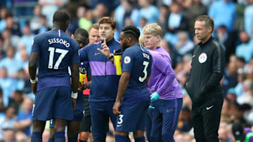 MANCHESTER, ENGLAND - AUGUST 17: Mauricio Pochettino, Manager of Tottenham Hotspur speaks with Moussa Sissoko and Danny Rose of Tottenham Hotspur during the Premier League match between Manchester City and Tottenham Hotspur at Etihad Stadium on August 17, 2019 in Manchester, United Kingdom. (Photo by Clive Brunskill/Getty Images)