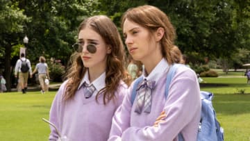 DO REVENGE - (L-R) Talia Ryder as Gabbi and Maya Hawke as Eleanor in Do Revenge. Cr. Kim Simms/Netflix © 2022.