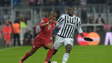 Juventus' midfielder from France Paul Pogba (R) vies for the ball Bayern Munich's Brazilian midfielder Douglas Costa during the UEFA Champions League, Round of 16, second leg football match FC Bayern Munich v Juventus in Munich, southern Germany on March 16, 2016. / AFP / TOBIAS SCHWARZ (Photo credit should read TOBIAS SCHWARZ/AFP via Getty Images)