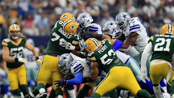 ARLINGTON, TX - OCTOBER 08: Ezekiel Elliott #21 of the Dallas Cowboys runs the ball against the Green Bay Packers in the first quarter at AT&T Stadium on October 8, 2017 in Arlington, Texas. (Photo by Ronald Martinez/Getty Images)