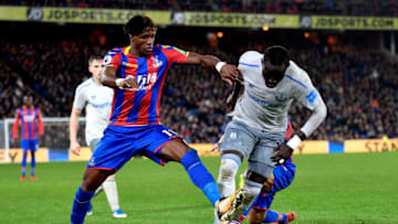 LONDON, ENGLAND - NOVEMBER 18: Oumar Niasse of Everton (R) and Wilfried Zaha challenge for the ball during the Premier League match between Crystal Palace and Everton at the Selhurst Park on November 18, 2017 in London, England. (Photo by Tony McArdle - Everton FC/Everton FC via Getty Images)