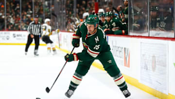 ST. PAUL, MN - OCTOBER 06: Minnesota Wild center Matt Hendricks (15) sends a pass during the regular season game between the Vegas Golden Knights and the Minnesota Wild on October 6, 2018 at Xcel Energy Center in St. Paul, Minnesota. The Golden Knights defeated the Wild 2-1 in the shootout. (Photo by David Berding/Icon Sportswire via Getty Images)