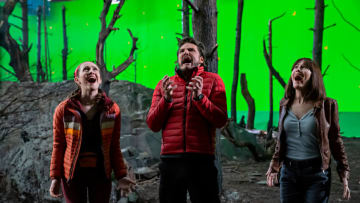 The Bubble. (L to R) Iris Apatow as Krystal Kris, Pedro Pascal as Dieter Bravo, Leslie Mann as Lauren Van Chance in The Bubble. Cr. Laura Radford/Netflix © 2021