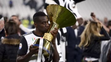 ALLIANZ STADIUM, TURIN, ITALY - 2019/05/19: Blaise Matuidi of Juventus FC kisses the trophy after winning the Serie A Championship 2018-2019 (8th title in a row) at the end of the Serie A football match between Juventus FC and Atalanta BC. (Photo by Nicolò Campo/LightRocket via Getty Images)