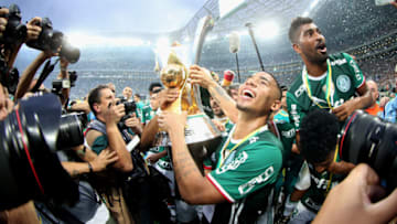 SAO PAULO, BRAZIL - NOVEMBER 27: Gabriel Jesus of Palmeiras celebrates with the trophy after winning the match between Palmeiras and Chapecoense for the Brazilian Series A 2016 at Allianz Parque on November 27, 2016 in Sao Paulo, Brazil. (Photo by Friedemann Vogel/Getty Images)