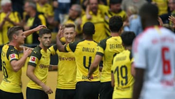 26 August 2018, Germany, Dortmund, Soccer, Bundesliga, Borussia Dortmund vs RB Leipzig, 1st matchday in Signal Iduna Park: Scorer Marco Reus (M) celebrates his 2-1 goal with Lukasz Piszczek (l-r), Christian Pulisic, Abdou Diallo and Thomas Delaney. Photo: Friso Gentsch/dpa - WICHTIGER HINWEIS: Gemäß den Vorgaben der DFL Deutsche Fußball Liga ist es untersagt, in dem Stadion und/oder vom Spiel angefertigte Fotoaufnahmen in Form von Sequenzbildern und/oder videoähnlichen Fotostrecken zu verwerten bzw. verwerten zu lassen. (Photo by Friso Gentsch/picture alliance via Getty Images)