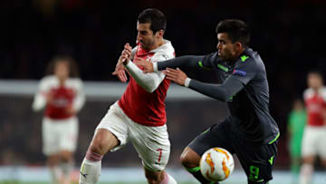 LONDON, ENGLAND - NOVEMBER 08: Henrikh Mkhitaryan of Arsenal and Marcos Acuna of Sporting CP battle for the ball during the UEFA Europa League Group E match between Arsenal and Sporting CP at Emirates Stadium on November 8, 2018 in London, United Kingdom. (Photo by Richard Heathcote/Getty Images)