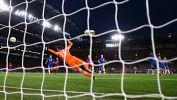 LONDON, ENGLAND - SEPTEMBER 30: Thibaut Courtois of Chelsea is beaten by Kevin De Bruyne of Manchester City (not pictured) for Manchester City first goal during the Premier League match between Chelsea and Manchester City at Stamford Bridge on September 30, 2017 in London, England. (Photo by Clive Rose/Getty Images)