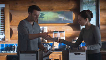 Burden of Truth -- "Crisis of Faith" -- Image Number: BOT_Ep5_0015.jpg -- Pictured (L-R): Peter Mooney as Billy Crawford and Kristin Kreuk as Joanna Chang -- Photo: 2020 Cause One Productions Inc. and Cause One Manitoba Inc.