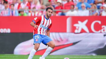 GIRONA, SPAIN - SEPTEMBER 23: Eric Garcia of Girona FC pass the ball during the LaLiga EA Sports match between Girona FC and RCD Mallorca at Montilivi Stadium on September 23, 2023 in Girona, Spain. (Photo by Eric Alonso/Getty Images)