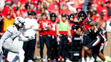 Cincinnati Bearcats tight end Leonard Taylor runs after catch against UCF. USA Today.