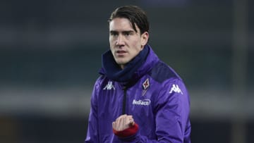 VERONA, ITALY - DECEMBER 22: Dusan Vlahovic of ACF Fiorentina warms up prior to the the Serie A match between Hellas Verona and ACF Fiorentina at Stadio Marcantonio Bentegodi on December 22, 2021 in Verona, Italy. (Photo by Emmanuele Ciancaglini/Ciancaphoto Studio/Getty Images)