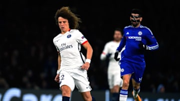 LONDON, ENGLAND - MARCH 09: David Luiz of PSG controls the ball as Diego Costa of Chelsea closes in during the UEFA Champions League round of 16, second leg match between Chelsea and Paris Saint Germain at Stamford Bridge on March 9, 2016 in London, United Kingdom. (Photo by Mike Hewitt/Getty Images)