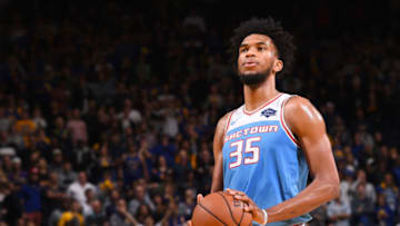 OAKLAND, CA - NOVEMBER 24: Marvin Bagley III #35 of the Sacramento Kings shoots a free throw against the Golden State Warriors on November 24, 2018 at ORACLE Arena in Oakland, California. NOTE TO USER: User expressly acknowledges and agrees that, by downloading and/or using this photograph, user is consenting to the terms and conditions of Getty Images License Agreement. Mandatory Copyright Notice: Copyright 2018 NBAE (Photo by Noah Graham/NBAE via Getty Images)