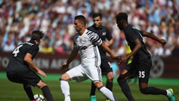 LONDON, ENGLAND - AUGUST 07: Marko Pjaca of Juventus is surrounded by West Ham defenders during Pre-Season Friendly between West Ham United and Juventus at London Stadium on August 7, 2016 in London, England. (Photo by Mike Hewitt/Getty Images)