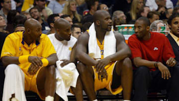 Lakers Karl Malone, Gary Payton, Shaquille O'Neal with a nonuniformed Kobe Bryant watching the game against the Dallas Mavericks at the Staples Center Tuesday, October 28, 2003. (Photo by Robert Gauthier/Los Angeles Times via Getty Images)