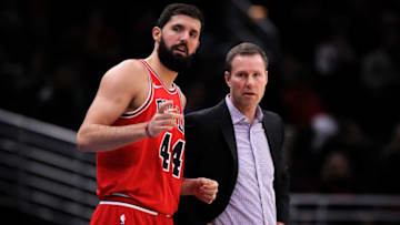 CHICAGO, IL - JANUARY 01: Nikola Mirotic #44 of the Chicago Bulls meets with head coach Fred Hoiberg in the first quarter against the Portland Trail Blazers at the United Center on January 1, 2018 in Chicago, Illinois. (Photo by Dylan Buell/Getty Images)