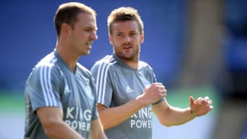 Leicester City's Jamie Vardy (R) Jonny Evans (Photo by MICHAEL REGAN/POOL/AFP via Getty Images)