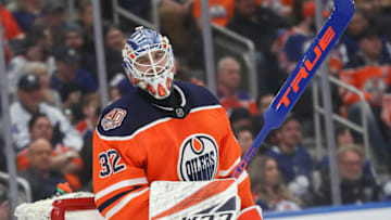 EDMONTON, AB - MARCH 9: Edmonton Oilers Goalie Anthony Stolarz (32) talking to his defence man in the second period during the Edmonton Oilers game versus the Toronto Maple Leafs on March 9, 2019 at Rogers Place in Edmonton, AB. (Photo by Curtis Comeau/Icon Sportswire via Getty Images)