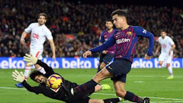 BARCELONA, SPAIN - JANUARY 13: Goalkeeper Asier Riesgo of Eibar makes a save against Philippe Coutinho of FC Barcelona during the La Liga match between FC Barcelona and SD Eibar at Camp Nou on January 13, 2019 in Barcelona, Spain. (Photo by David Ramos/Getty Images)