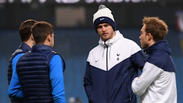 MANCHESTER, ENGLAND - DECEMBER 16: Harry Winks of Tottenham Hotspur, Ben Davies of Tottenham Hotspur, Eric Dier of Tottenham Hotspur and Christian Eriksen of Tottenham Hotspur speak on the pitch prior to the Premier League match between Manchester City and Tottenham Hotspur at Etihad Stadium on December 16, 2017 in Manchester, England. (Photo by Laurence Griffiths/Getty Images)