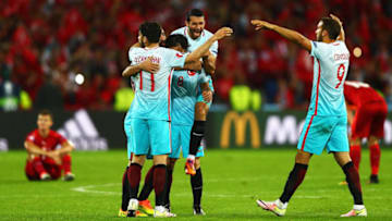 LENS, FRANCE - JUNE 21: Turkey players celebrate at full time after the UEFA EURO 2016 Group D match between Czech Republic and Turkey at Stade Bollaert-Delelis on June 21, 2016 in Lens, France. (Photo by Clive Rose/Getty Images)