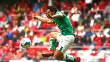 TOLUCA, MEXICO - AUGUST 26: Claudio Gonzalez of Leon jumps to control the ball during the 7th round match between Toluca and Leon as part of the Torneo Apertura 2018 Liga MX at Nemesio Diez Stadium on August 26, 2018 in Toluca, Mexico. (Photo by Angel Castillo/Jam Media/Getty Images)
