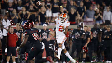 LOUISVILLE, KY - SEPTEMBER 16: Kelly Bryant #2 of the Clemson Tigers throws a pass in the second quarter of a game against the Louisville Cardinals at Papa John's Cardinal Stadium on September 16, 2017 in Louisville, Kentucky. (Photo by Joe Robbins/Getty Images)