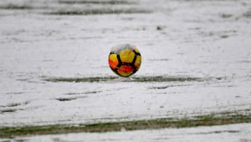 This photo taken on February 25, 2018 shows snow covering a ball and the pitch prior to the postponement of the Italian Serie A football match Juventus versus Atalanta at the Allianz Stadium in Turin.The Italian Serie A football match Juventus versus Atalanta on February 25 has been postponed due to weather. / AFP PHOTO / ALBERTO PIZZOLI (Photo credit should read ALBERTO PIZZOLI/AFP/Getty Images)