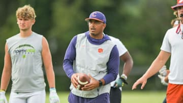 Clemson offensive coordinator Tony Elliott runs a tight end drill during Dabo Swinney Football Camp 2021 in Clemson, S.C. Thursday, June 10, 2021.Dabo Swinney Football Camp 2021