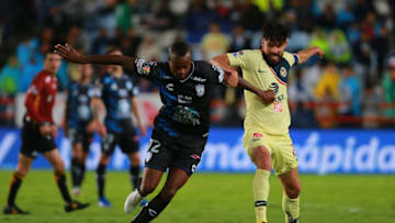 PACHUCA, MEXICO - AUGUST 04: Jaine Barreiro (L) of Pachuca struggles for the ball against Oribe Peralta (R) of America during the third round match between Pachuca and Club America as part of the Torneo Apertura 2018 Liga MX at Hidalgo Stadium on August 4, 2018 in Pachuca, Mexico. (Photo by Manuel Velasquez/Getty Images)