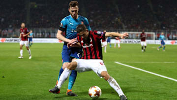 MILAN, ITALY - MARCH 08: Calum Chambers of Arsenal battles with Ricardo Rodriguez of AC Milan during the UEFA Europa League Round of 16 match between AC Milan and Arsenal at the San Siro on March 8, 2018 in Milan, Italy. (Photo by Catherine Ivill/Getty Images)