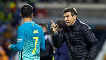 ALICANTE, SPAIN - NOVEMBER 30: Barcelona assistant coach Juan Carlos Unzue gives instructions to his player Arda Turan during the La Copa del Rey first leg match between Hercules CF and FC Barcelona at Jose Rico Perez on November 30, 2016 in Alicante, Spain. (Photo by Manuel Queimadelos Alonso/Getty Images)