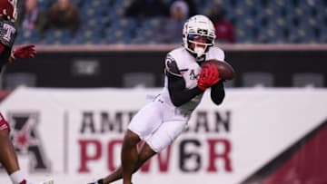 Tre Tucker of the Cincinnati Bearcats catches a touchdown pass against the Temple Owls in Week 12 at Lincoln Financial Field. Getty Images.
