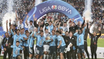 Pachuca players celebrate after roughing up Toluca 8-2 to claim the Apertura 2022 title. (Photo by Refugio Ruiz/Getty Images)