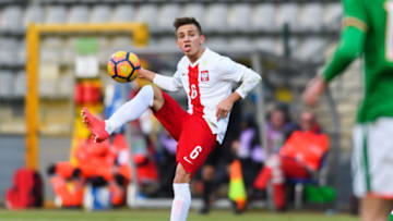 LEGNICA, POLAND - MARCH 27: Michal Karbownik of Poland passes the ball during UEFA Under-17 Championship Elite Round Group 3 match between Poland and Republic of Ireland on March 27, 2018 in Legnica, Poland. (Photo by Pawel Andrachiewicz/PressFocus/MB Media/Getty Images)