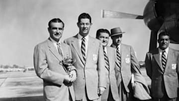 Members of the American Ryder Cup team arriving at London Airport (now Heathrow), 26th September 1953. Left to right: Lloyd Mangrum (captain, 1914 - 1973), Cary Middlecoff (1921 - 1998), Ed Oliver (1916 - 1961), Sam Snead (1912 - 2002) and Jim Turnesa (1912 - 1971). (Photo by Ron Burton/Keystone/Hulton Archive/Getty Images)