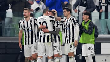 TURIN, ITALY - DECEMBER 21: Federico Bernardeschi of Juventus celebrates goal with teammates during the Serie A match between Juventus and Cagliari Calcio at Allianz Stadium on December 21, 2021 in Turin, Italy. (Photo by Chris Ricco/Getty Images)