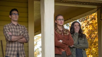 The Flash -- "Elseworlds, Part 1" -- Image Number: FLA509b_0345b.jpg -- Pictured (L-R): Tyler Hoechlin as Clark Kent, Melissa Benoist as Kara/Supergirl and Bitsie Tulloch as Lois Lane -- Photo: Katie Yu/The CW -- ÃÂ© 2018 The CW Network, LLC. All rights reserved
