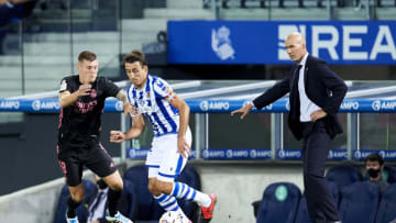 SAN SEBASTIAN, SPAIN - SEPTEMBER 20: Toni Kroos of Real Madrid battles for possession with Mikel Oyarzabal of Real Sociedad during the La Liga Santander match between Real Sociedad and Real Madrid at Estadio Anoeta on September 20, 2020 in San Sebastian, Spain. (Photo by Juan Manuel Serrano Arce/Getty Images)
