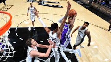 SAN ANTONIO, TX - OCTOBER 6: De'Aaron Fox #5 of the Sacramento Kings shoots the ball against the San Antonio Spurs on October 6, 2017 at the AT&T Center in San Antonio, Texas. NOTE TO USER: User expressly acknowledges and agrees that, by downloading and or using this photograph, user is consenting to the terms and conditions of the Getty Images License Agreement. Mandatory Copyright Notice: Copyright 2017 NBAE (Photos by Mark Sobhani/NBAE via Getty Images)