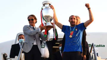 ROME, ITALY - JULY 12: Coach Roberto Mancini and captain Giorgio Chiellini lift The Henri Delaunay Trophy after travelling back to Rome following the Euro 2020 victory on July 12, 2021 in Rome, Italy. (Photo by Claudio Villa/Getty Images)