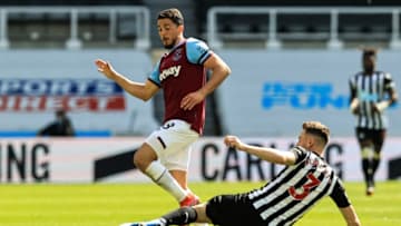West Ham United's Spanish midfielder Pablo Fornals (L) fights for the ball . (Photo by DAVE ROGERS/POOL/AFP via Getty Images)