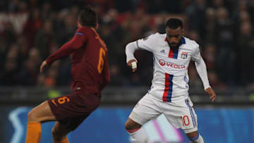 ROME, ITALY - MARCH 16: Federico Fazio (L) of AS Roma competes for the ball with Alexandre Lacazette of Olympique Lyonnais during the UEFA Europa League Round of 16 second leg match between AS Roma and Olympique Lyonnais at Stadio Olimpico on March 16, 2017 in Rome, Italy. (Photo by Paolo Bruno/Getty Images )