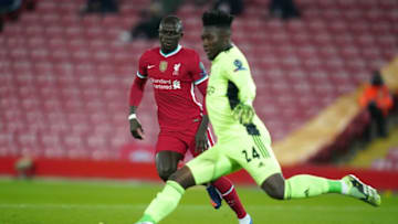 Liverpool's Senegalese striker Sadio Mane (L) vies with Ajax's Cameroon goalkeeper Andre Onana. (Photo by JON SUPER/POOL/AFP via Getty Images)