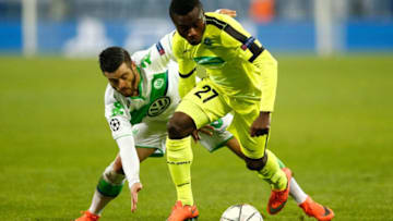 GENT, BELGIUM - FEBRUARY 17: Moses Simon of KAA Gent shrugs off the challenge from Vierinha of Wolfsburg during the UEFA Champions League round of 16, first leg match between KAA Gent and VfL Wolfsburg at Ghelamco Arena on February 17, 2016 in Gent, Belgium. (Photo by Dean Mouhtaropoulos/Getty Images)