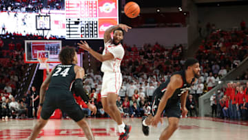 Houston Cougars guard Kyler Edwards passes against Cincinnati Bearcats at Fertitta Center. USA Today.