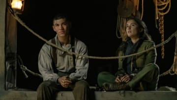 SHADOW AND BONE (L to R) ARCHIE RENAUX as MALYEN ORETSEV and JESSIE MEI LI as ALINA STARKOV in SHADOW AND BONE Cr. DAVID APPLEBY/NETFLIX © 2021