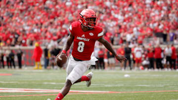 LOUISVILLE, KY - SEPTEMBER 17: Lamar Jackson #8 of the Louisville Cardinals runs with the ball against the Florida State Seminoles at Papa John's Cardinal Stadium on September 17, 2016 in Louisville, Kentucky. (Photo by Andy Lyons/Getty Images)